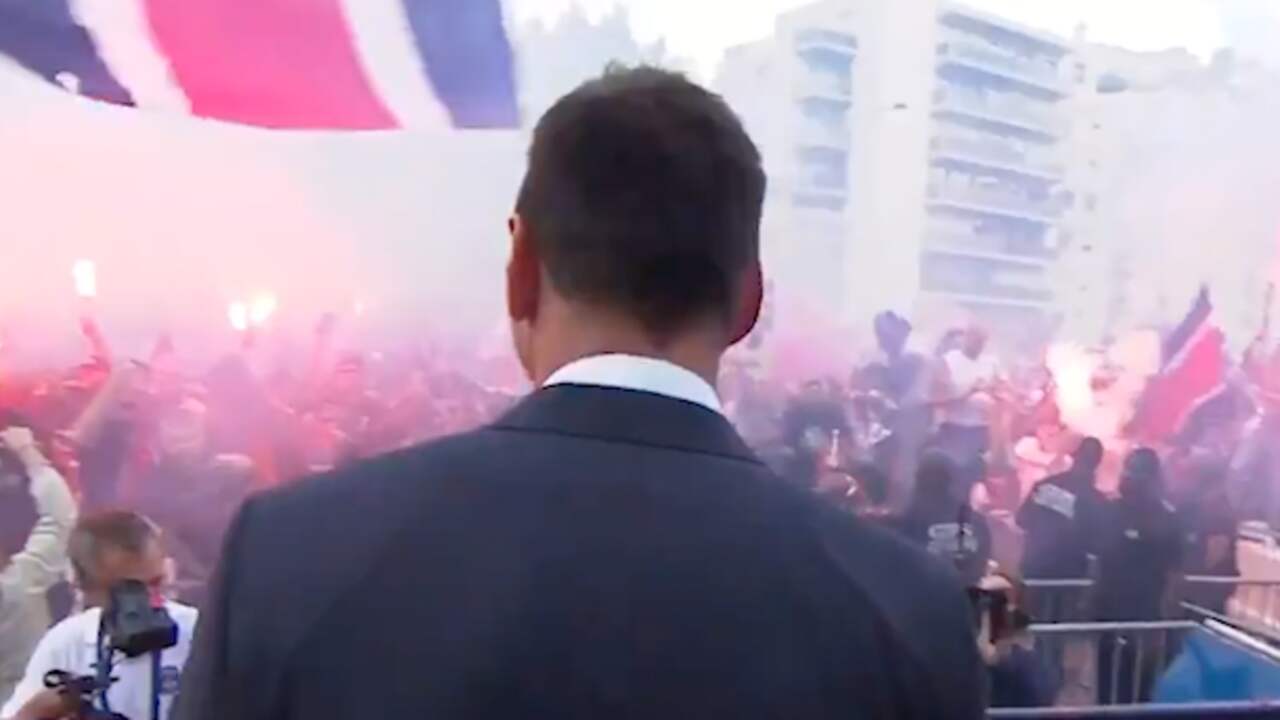 Beeld uit video: Uitzinnige mensenmassa verwelkomt Messi na presentatie