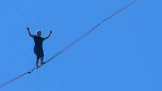 Koorddanser loopt op 150 meter hoogte over Maas in Rotterdam