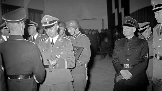 1944: SS-leider Heinrich Himmler reikt medailles uit op landgoed Avegoor. Rechts NSB-leider Anton Mussert.