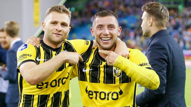 Maximilian Wittek (rechts) maakte beide treffers namens Vitesse.