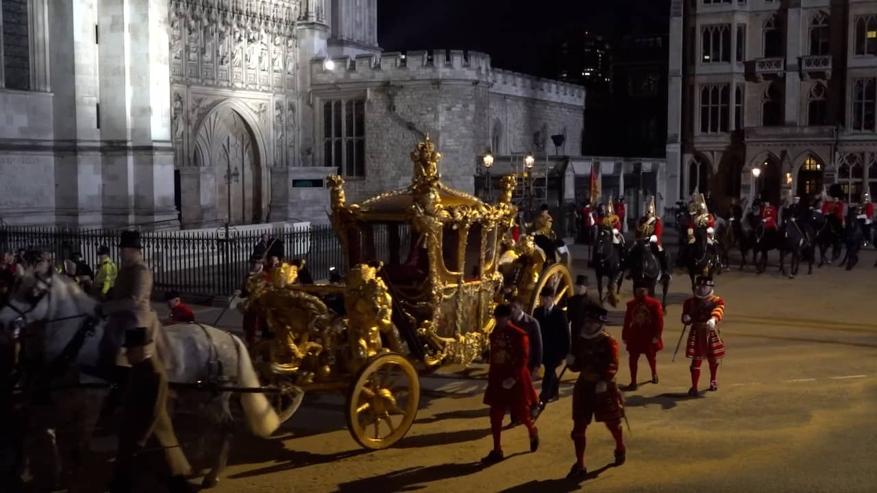 Beeld uit video: Koets rijdt 's nachts door Londen in aanloop naar kroning Charles