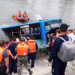 Chinese bus rijdt onverwachts water in, zeker 21 passagiers overleden