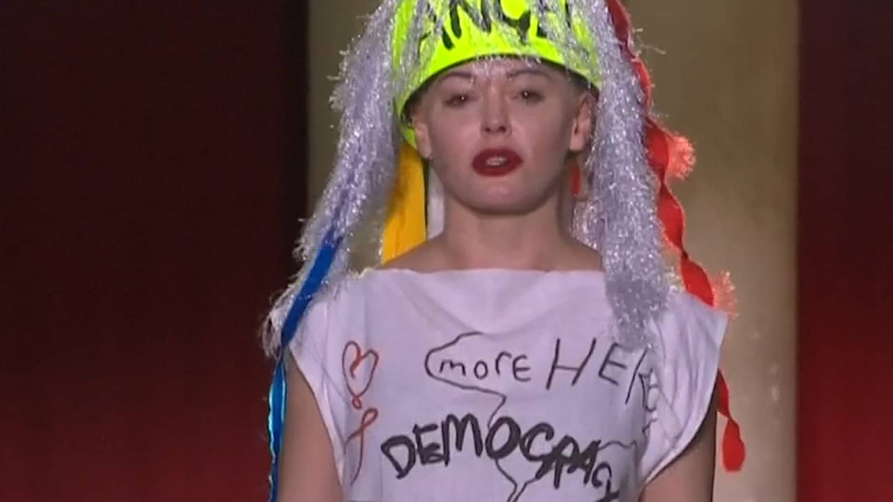Beeld uit video: Vivienne Westwood houdt protestactie tijdens Fashion Week