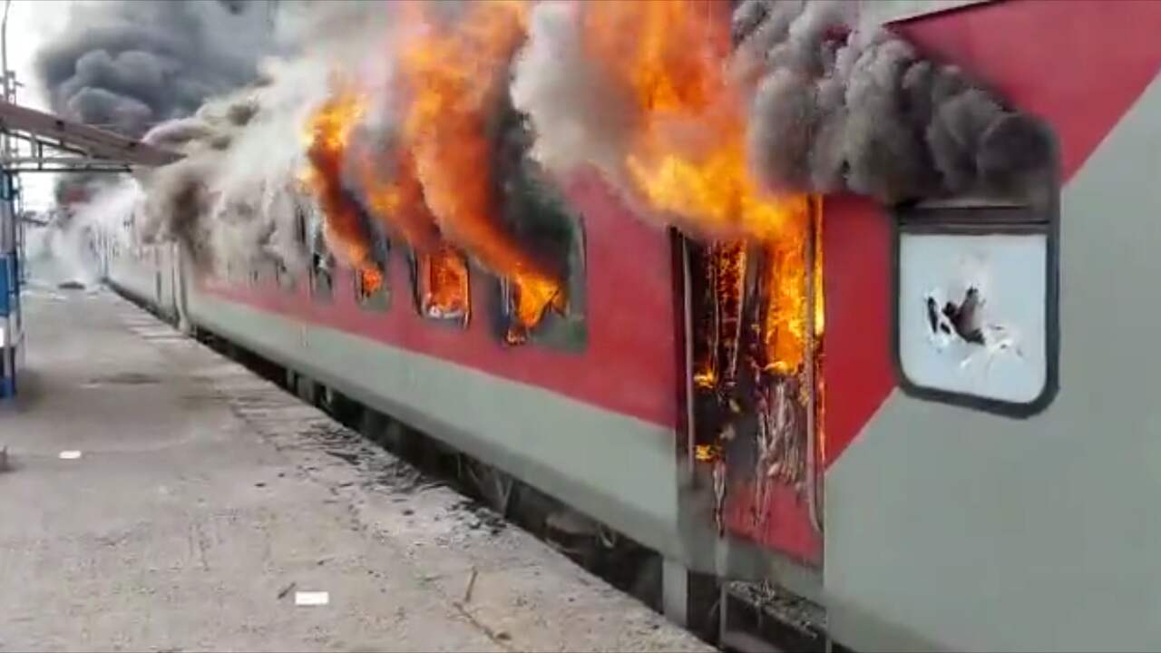Beeld uit video: Demonstranten steken negen treinen in brand in India