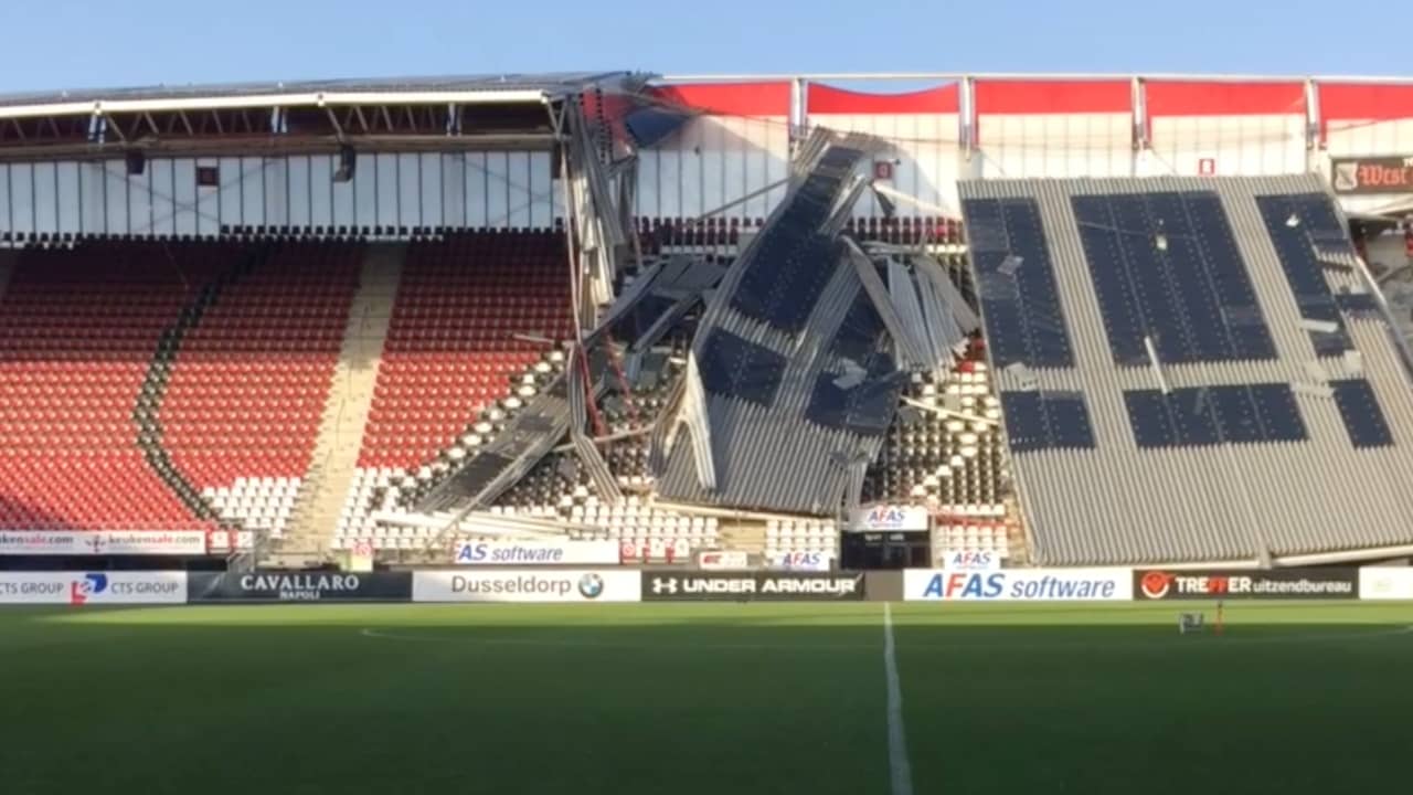 Beeld uit video: Dak AZ-stadion deels ingestort door harde wind