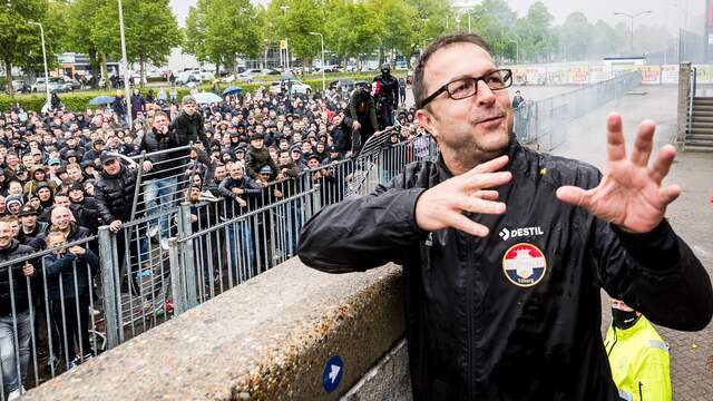 Zeljko Petrovic vierde de handhaving van Willem II met de supporters.