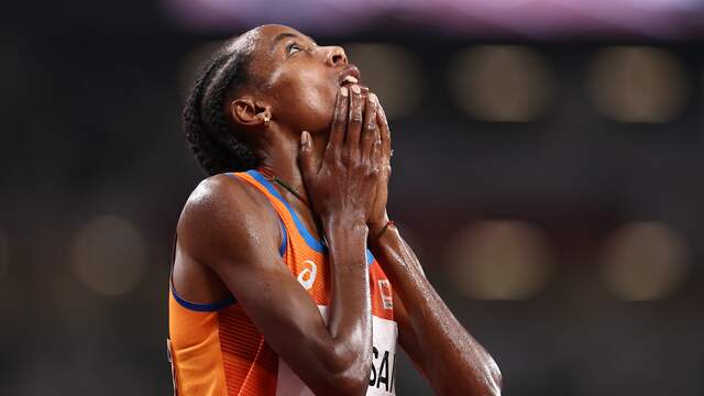 Sifan Hassan kan niet geloven dat ze goud heeft gepakt.