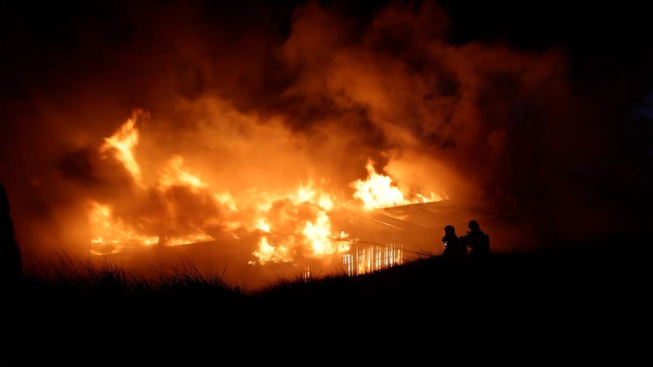 Beeld uit video: Felle uitslaande brand legt strandtent in Bloemendaal in as