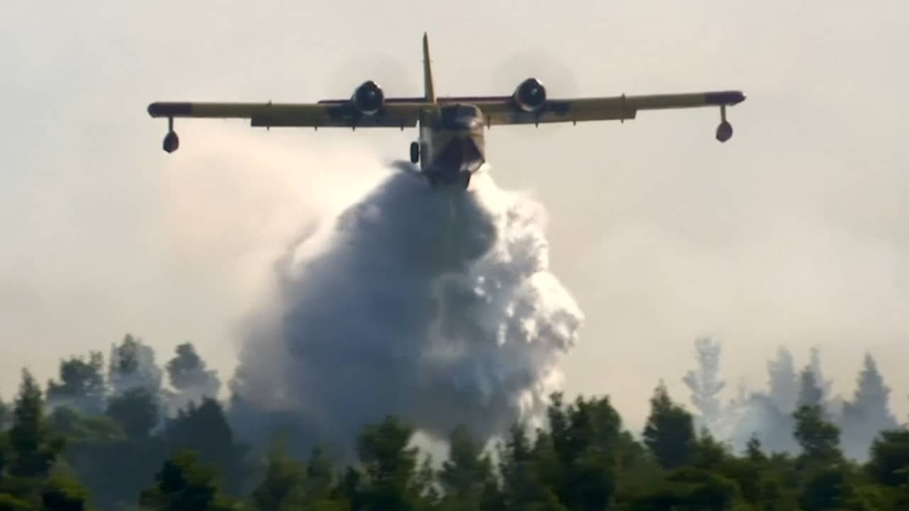 Beeld uit video: Blusvliegtuigen bestrijden grote natuurbrand op Grieks eiland