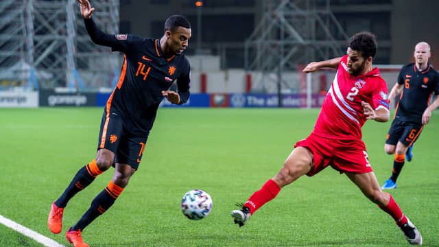 Ryan Gravenberch viel sterk in volgens bondscoach Frank de Boer.