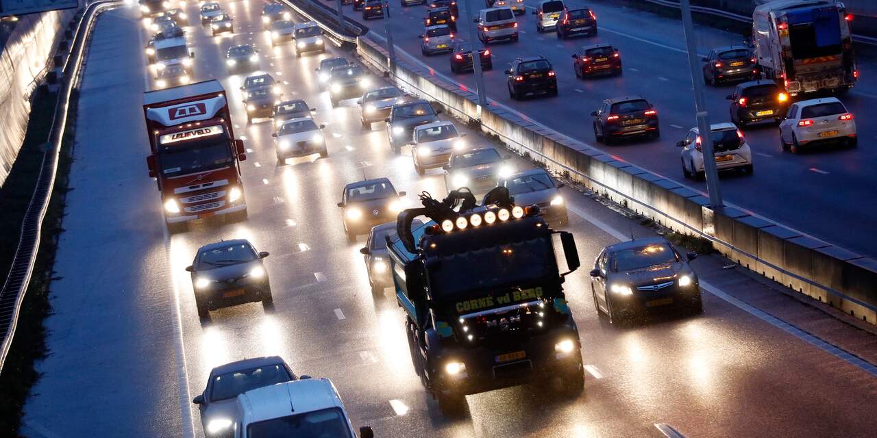 Waarom sommige automobilisten in het donker zonder licht rijden