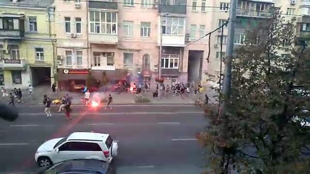 Fans Dinamo Kiev belagen Ajax-supporters voor CL-wedstrijd