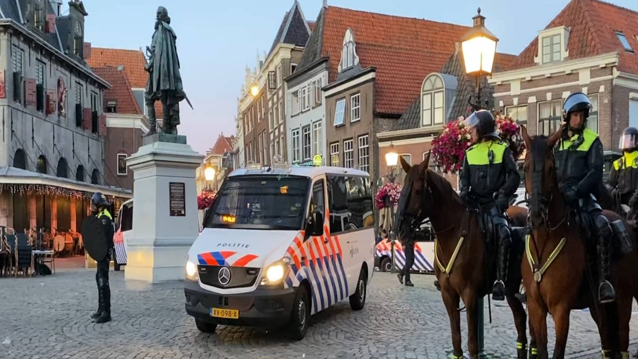 Beeld uit video: Politie omsingelt standbeeld J.P. Coen in Hoorn