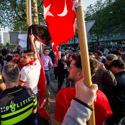 In beeld | Turkse Nederlanders vieren verkiezingswinst Erdogan