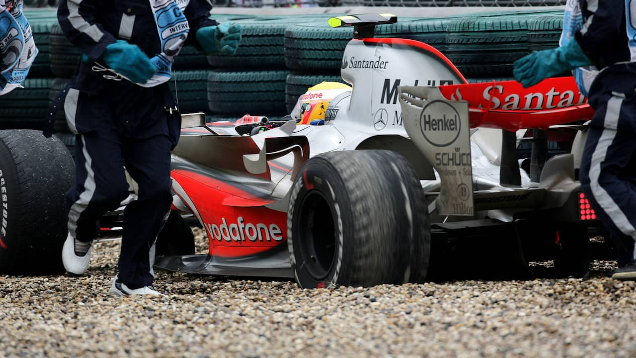 Lewis Hamilton strandt in de grindbak van het Shanghai International Circuit in 2007.