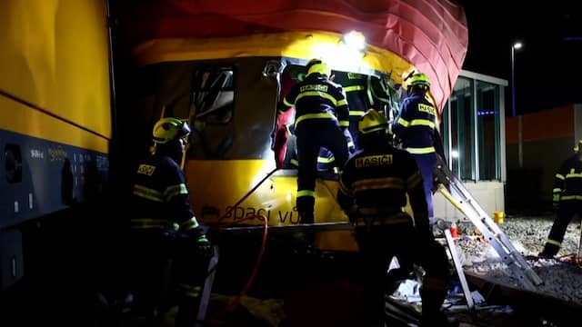 Reddingswerkers op zoek naar overlevenden na dodelijk treinongeluk Tsjechië