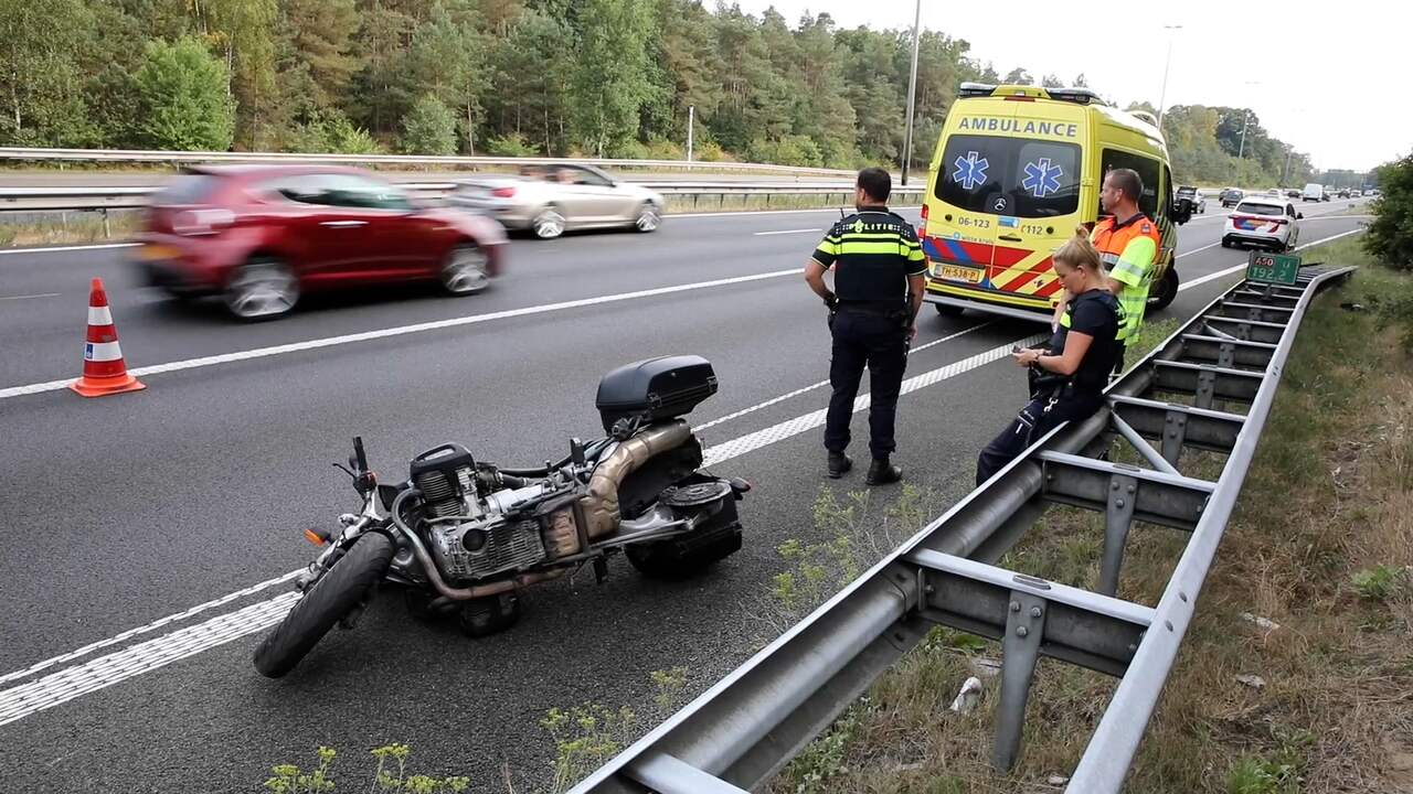 Beeld uit video: Motor die achterwiel verloor op drukke A50 wordt weggetakeld