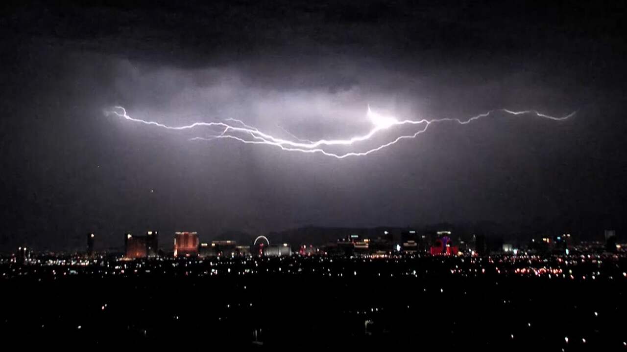 Beeld uit video: Bliksem creëert unieke lichtshow boven Las Vegas
