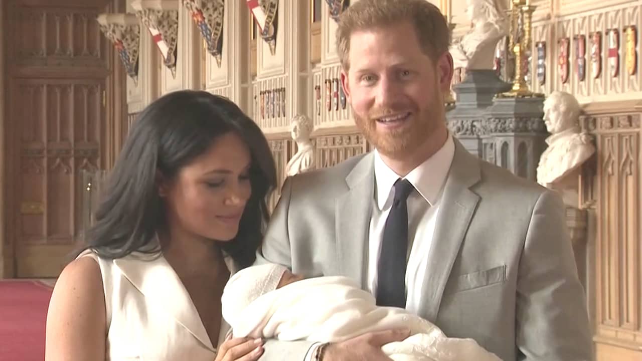 Beeld uit video: Meghan en prins Harry tonen pasgeboren zoon in Windsor Castle