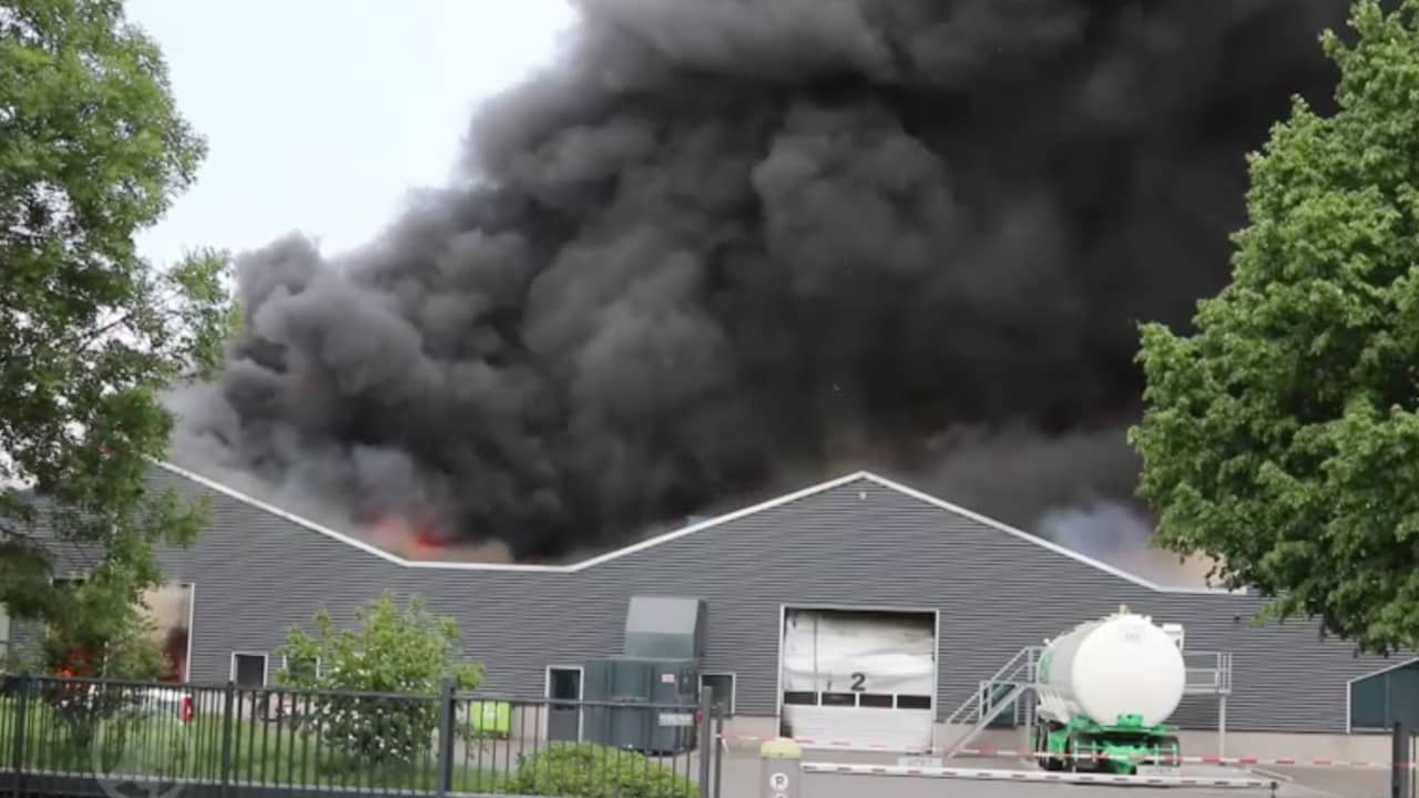 Beeld uit video: Veel rookontwikkeling bij zeer grote brand industrieterrein Veghel