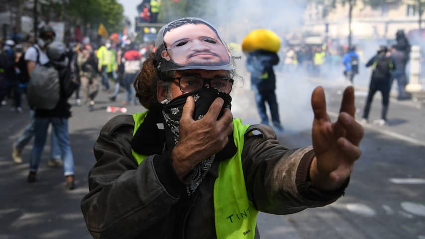 Franse politie houdt 330 mensen aan en zet traangas in bij rellen in Parijs