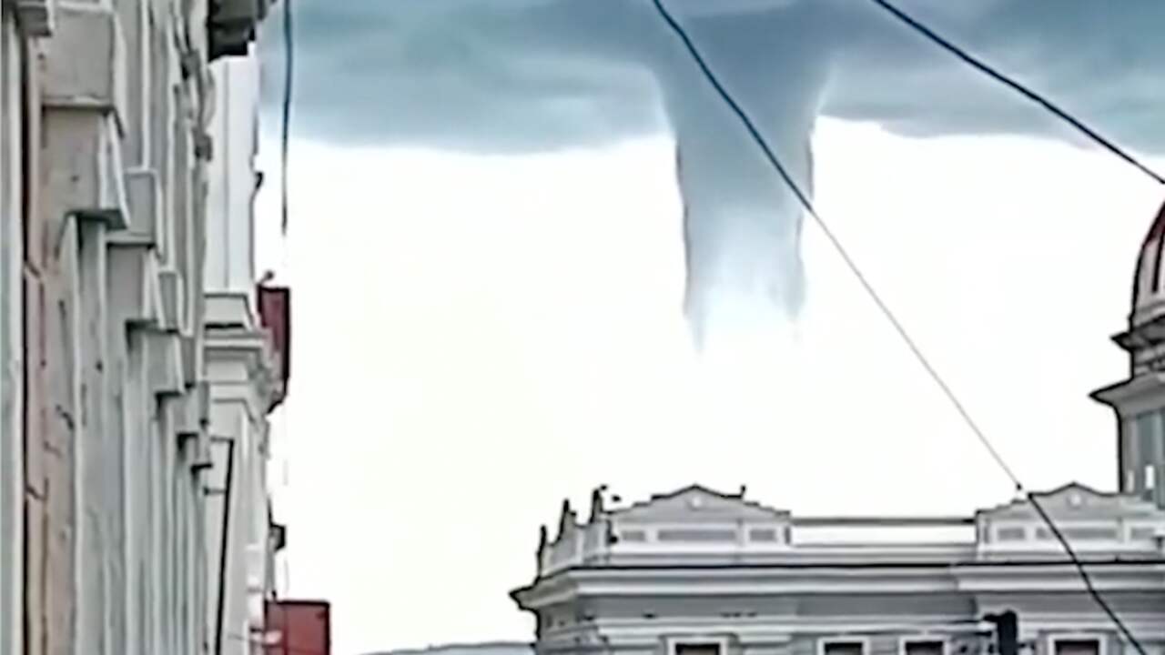 Beeld uit video: Omstanders filmen gigantische waterhoos voor Cubaanse kust