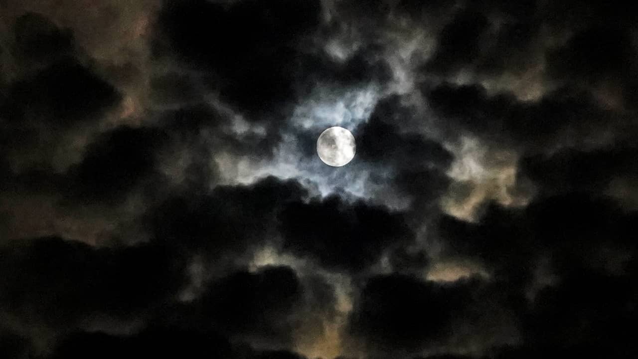 Tutupan awan sebagian mengaburkan Bulan Pemburu dari pandangan di Belanda  lokal