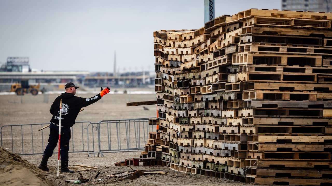 Scheveningen Bonfires to be Lit a Day Early Due to Strong Winds, New Year’s Eve Plans Altered