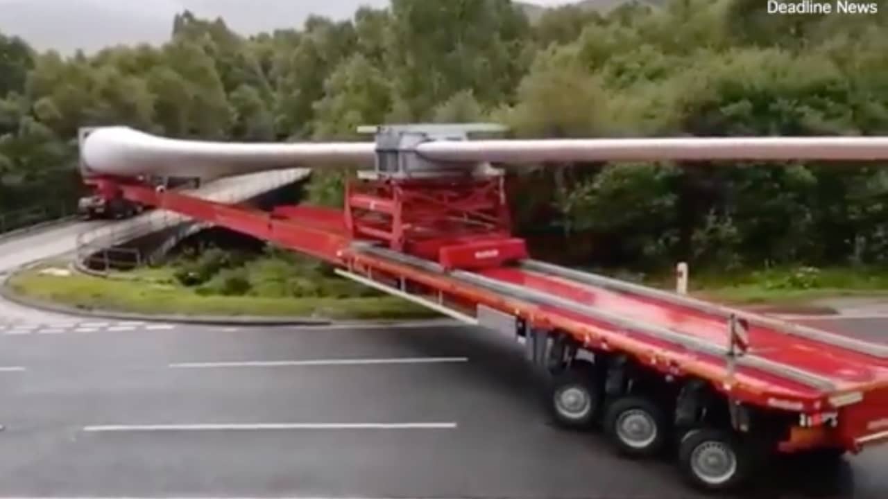Schotse vrachtwagen maakt onmogelijke bocht met windturbineblad NU.nl Schotse vrachtwagen maakt onmogelijke bocht met windturbineblad NU.nl