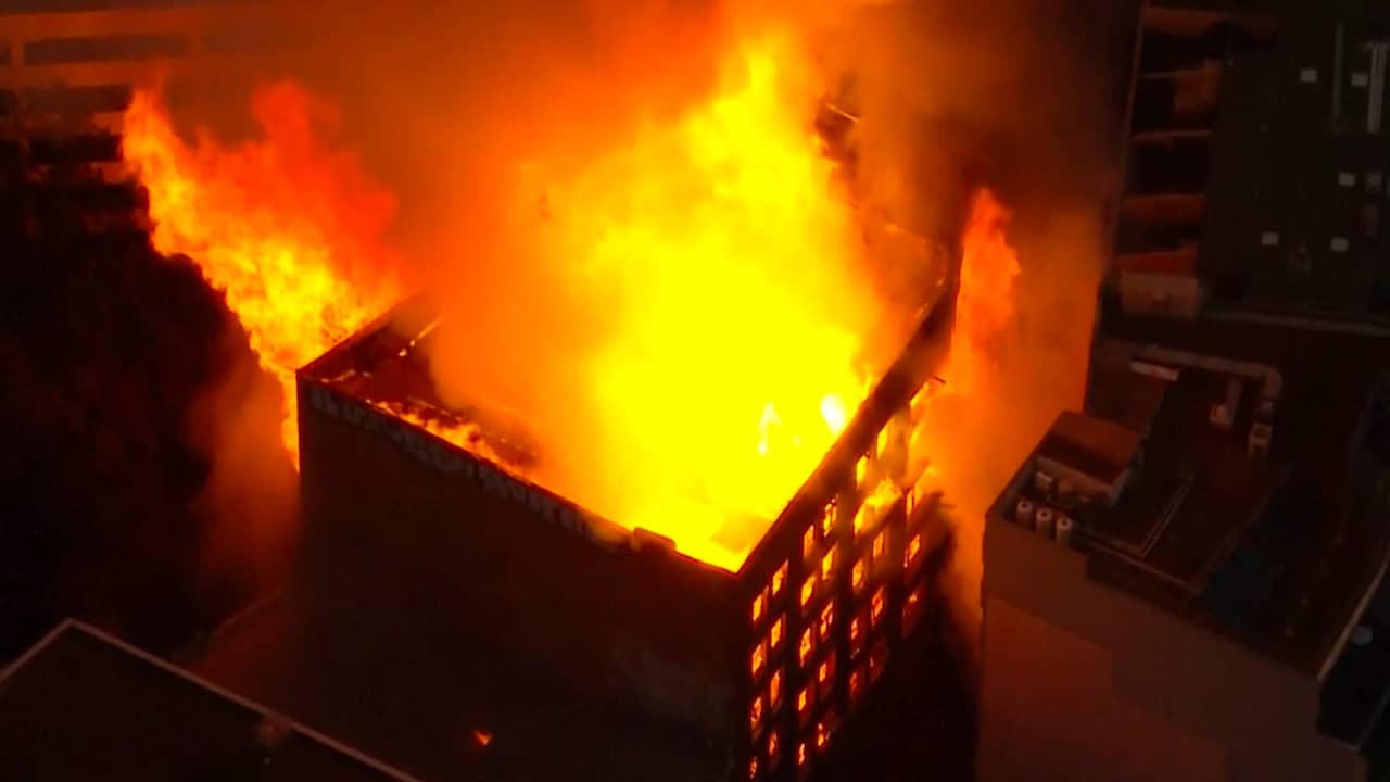 Beeld uit video: Enorme vlammen slaan uit pand in centrum van Sydney