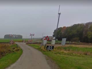 Automobilist (78) overleden na botsing met trein in Groningse Scheemda