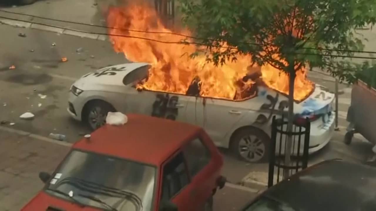 Beeld uit video: Explosies en opstootjes bij gemeentehuizen in Kosovo