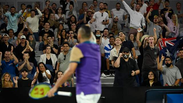 Nick Kyrgios wist het publiek weer op te zwepen, maar het was niet genoeg om van Dominic Thiem te winnen.