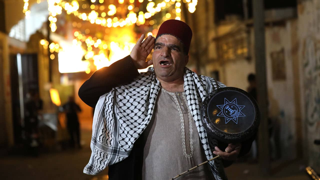 Jalur Gaza, Wilayah Palestina: Musisi ini turun ke jalan di malam hari untuk membangunkan orang-orang untuk sahur, buka puasa di malam hari selama Ramadhan sebelum matahari terbit.