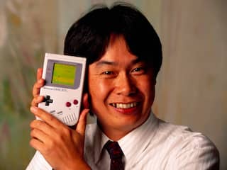 Shigeru Miyamoto met een Game Boy
