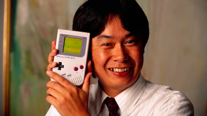 Shigeru Miyamoto met een Game Boy