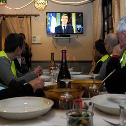 Macron vraagt Franse regering om verhoging van minimumloon