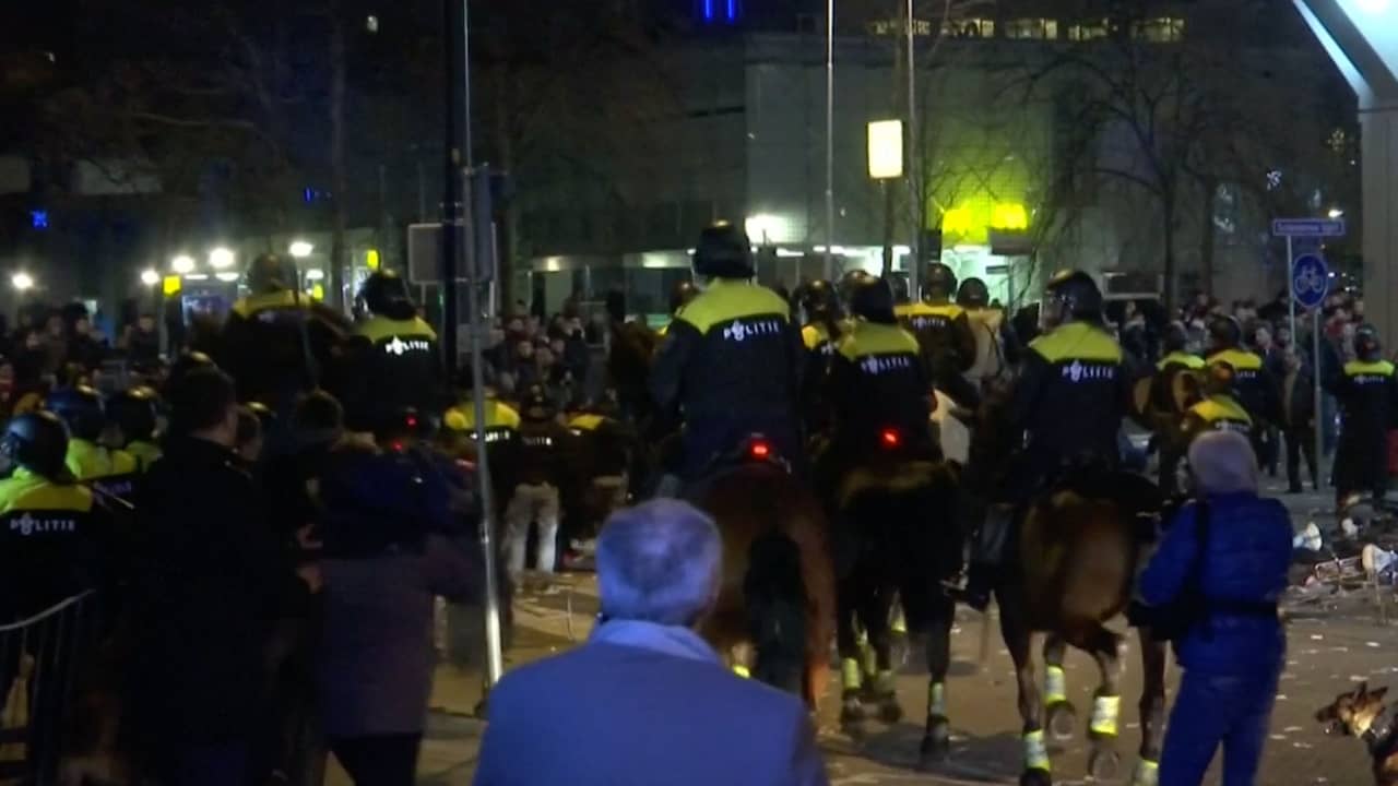 Beeld uit video: Rellen voor Turks consulaat in Rotterdam na uitzetten minister