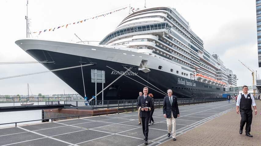 Cruiseschip MS Koningsdam in Amsterdam