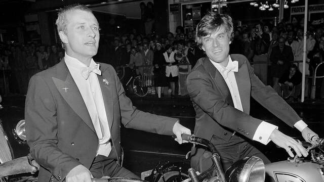 Rutger Hauer en Jeroen Krabbé arriveren in stijl op de koninklijke première van Soldaat van Oranje (1977).