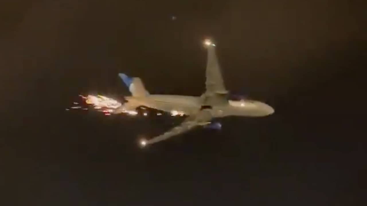 Beeld uit video: Passagiersvliegtuig keert terug naar luchthaven om vallende brokstukken