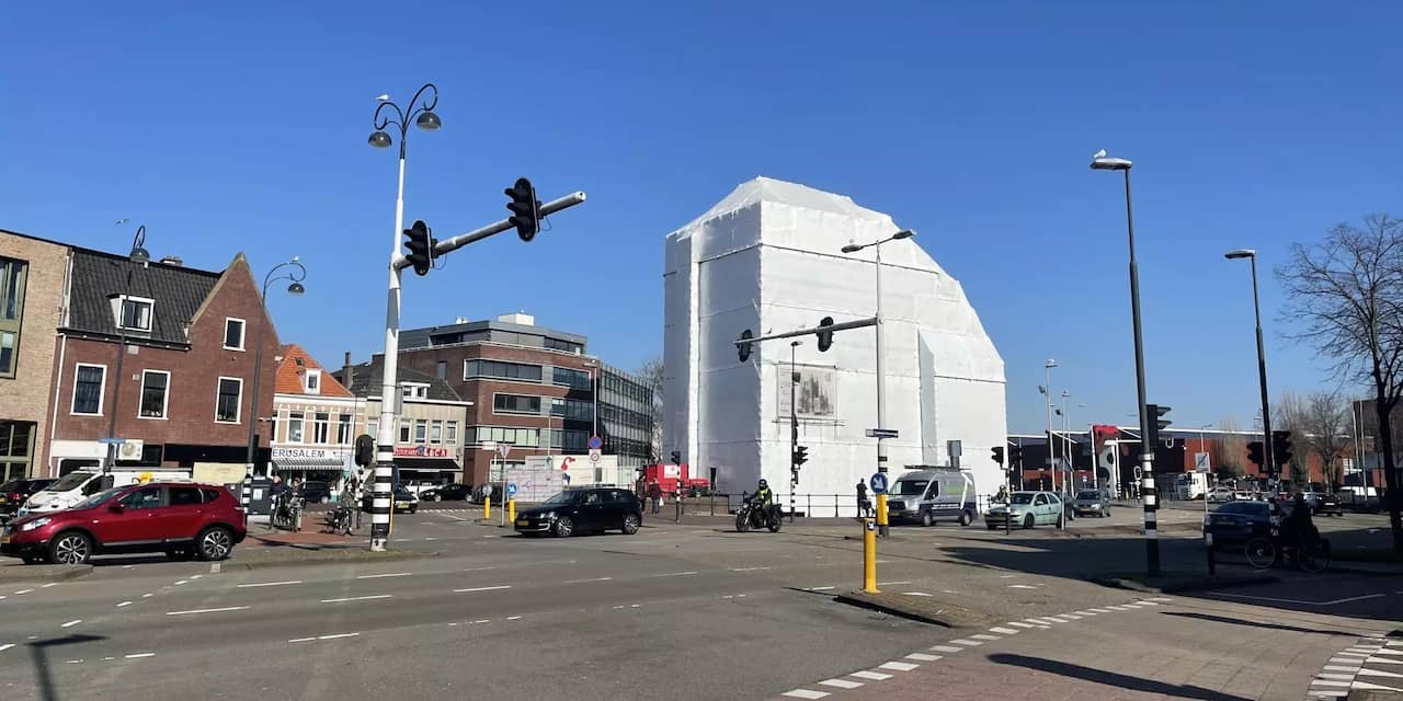 Waarom de Amsterdamse Poort met wit plastic is ingepakt