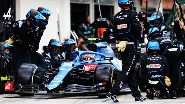 Fernando Alonso wisselt tijdens een pitstop naar de harde banden.