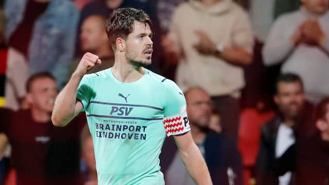 Marco van Ginkel balt zijn vuist na zijn winnende goal tegen Go Ahead Eagles.