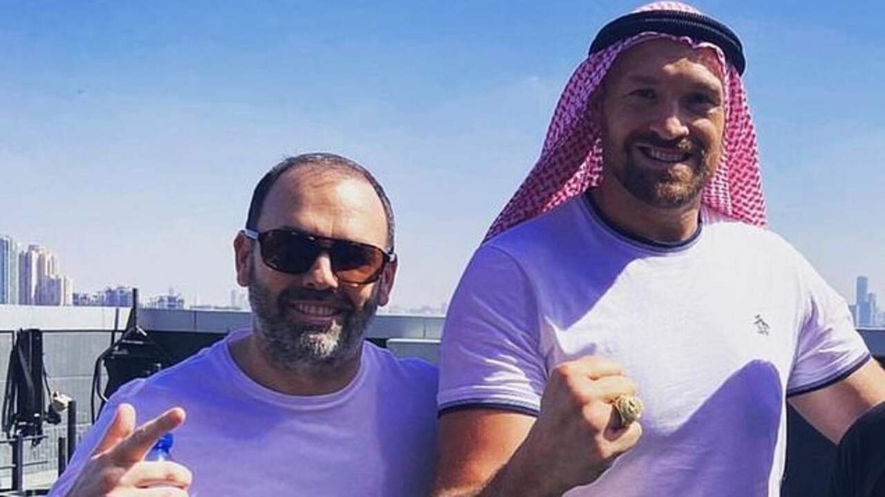 Tyson Fury (rechts) poseerde in februari met Daniel Kinahan.