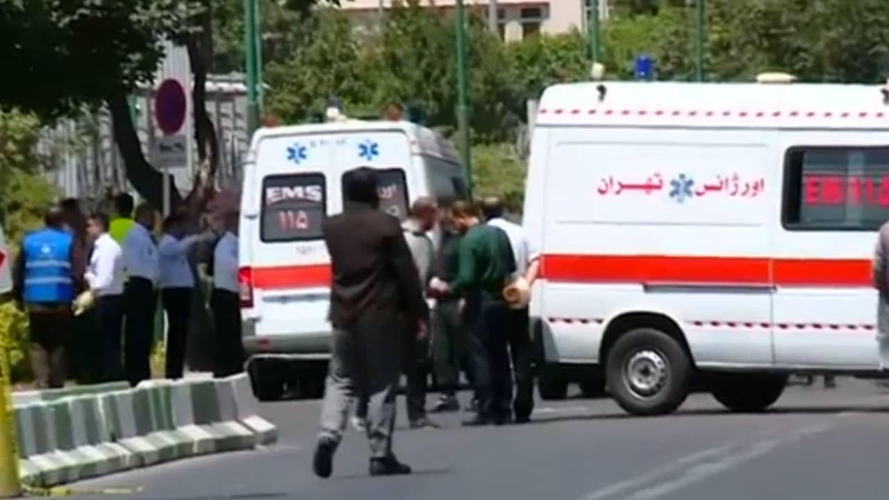 Beeld uit video: Politie Iran rukt uit na aanslag in parlementsgebouw in Teheran