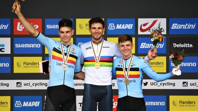 Filippo Ganna wordt op het podium geflankeerd door Wout van Aert en Remco Evenepoel.