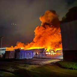 Grote brand in kringloopwinkel Almere nog niet onder controle