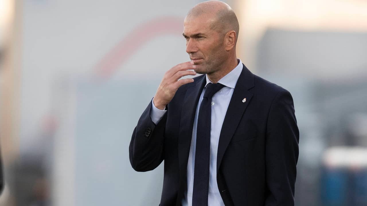 Real Madrid-trainer Zinedine Zidane denkt na tijdens de wedstrijd tegen Real Valladolid.