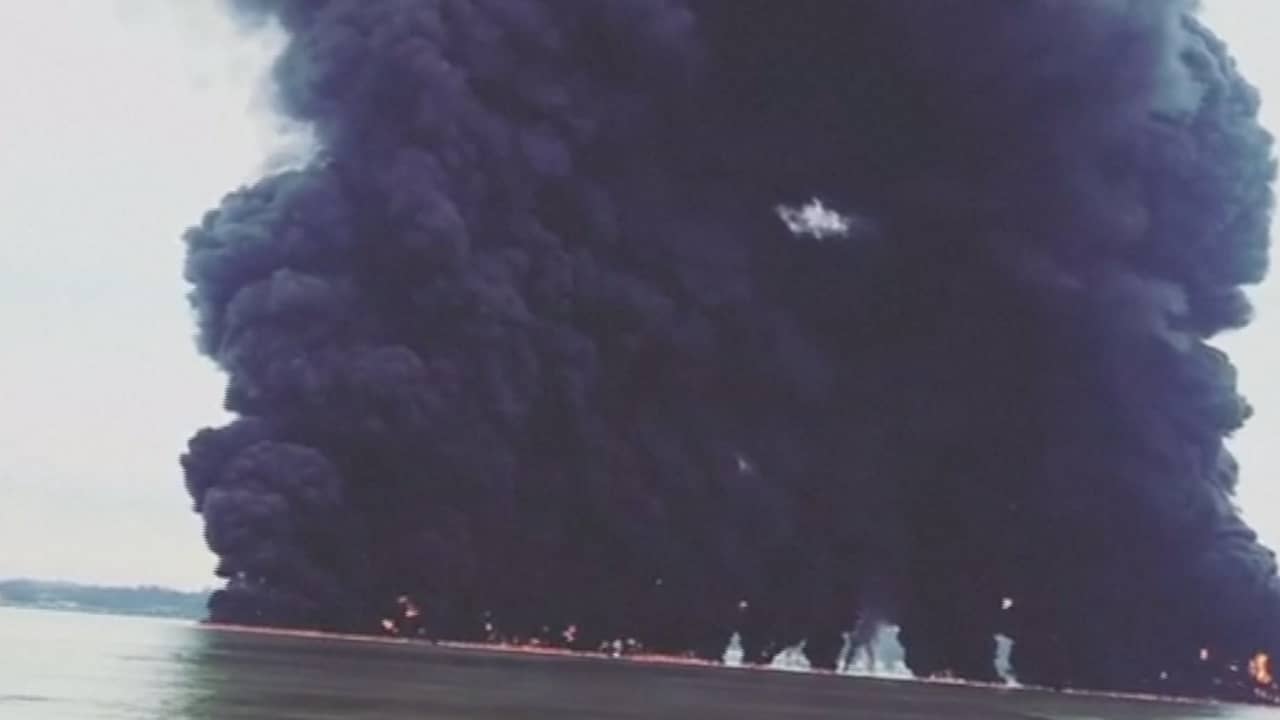 Beeld uit video: Gigantische rookwolken door brandende olievlek bij Borneo